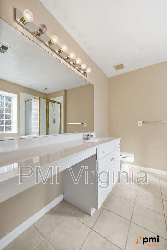 Building Photo - 1002 Nicklaus Dr