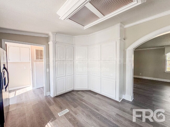 Building Photo - 2057 Oakley Rd