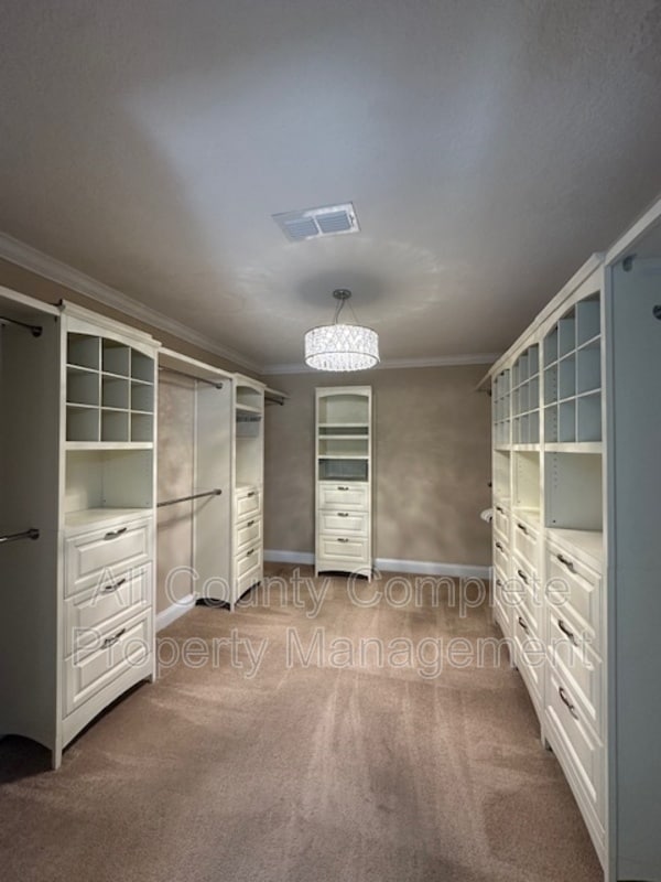 Building Photo - 738 W Kings College Dr