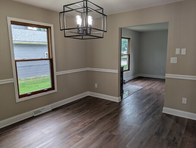 Building Photo - Spacious 4 bedroom 3 bathroom family home in Neenah