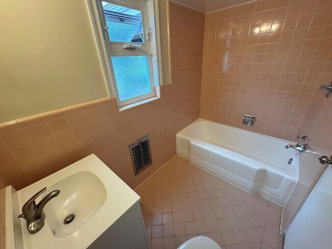 Building Photo - Hillside Ventura Home- Gorgeous Ocean View!!