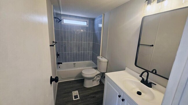 Building Photo - 231 Lakeview Ct