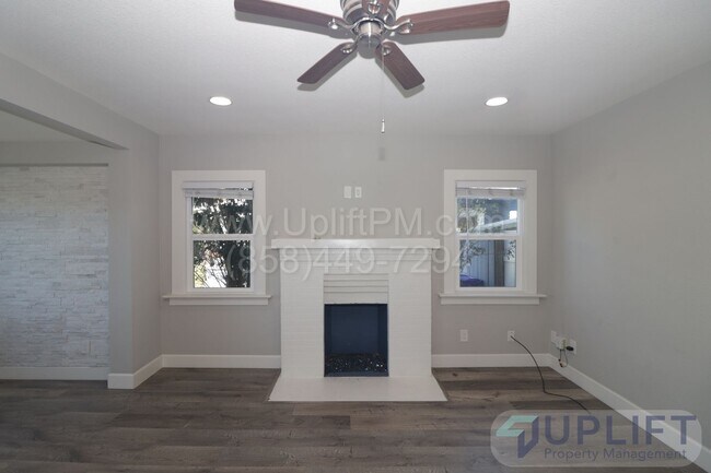 Building Photo - Cozy 2B/2BA with office/den