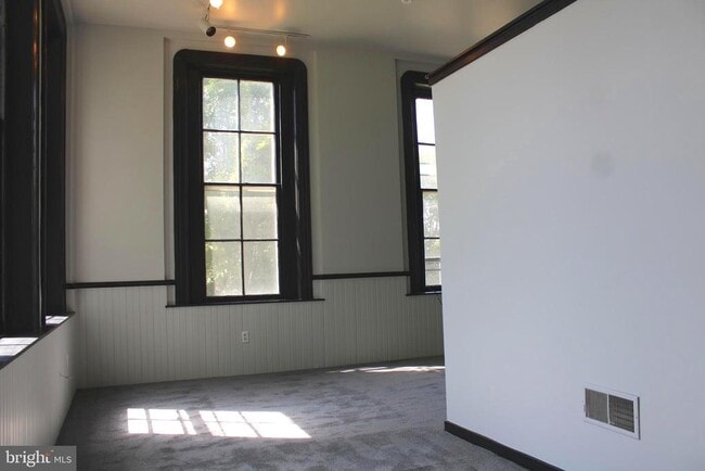 Building Photo - 745 Manor St
