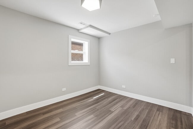 Building Photo - 4447 S Leamington Ave