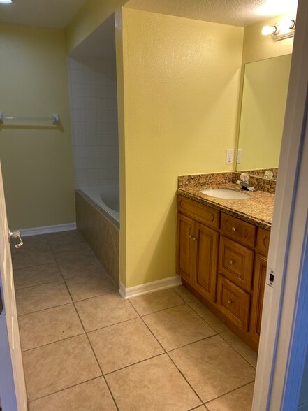 master bathroom downstairs - 121 Melissa Pl