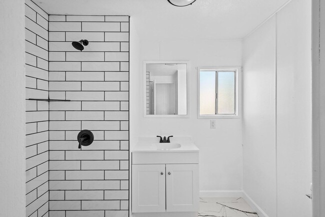 Building Photo - 5055 W. TULARE AVE SP 64 - 2 BEDROOM 1.5 BATH - MANUFACTURED HOME - SW VISALIA