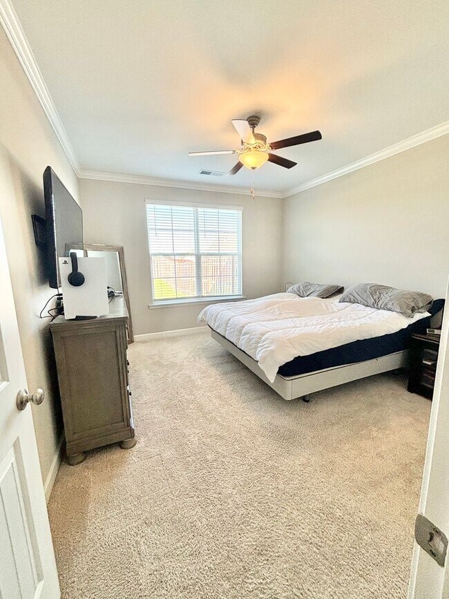 Building Photo - Pristine 3BR/3BA Home with Community Pool & Fenced Yard in Northeast Columbia! Available June 12th!