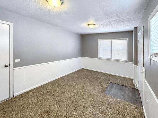Building Photo - Spacious 4-Bedroom Home in a Prime Locatio...