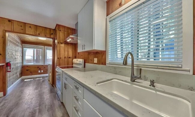 Building Photo - *LONG TERM RENTAL*