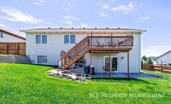 Building Photo - 112 Viking Dr