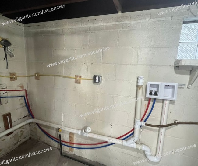 Building Photo - Spacious & Updated 2 large bedrooms & 2 fu...