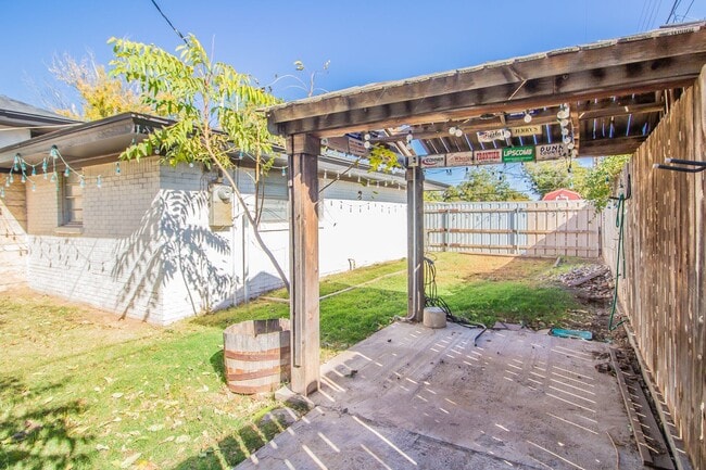 Building Photo - Spacious & Updated 4/2