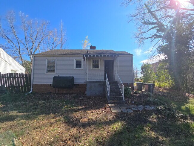 Building Photo - 2014 Colonial Ave