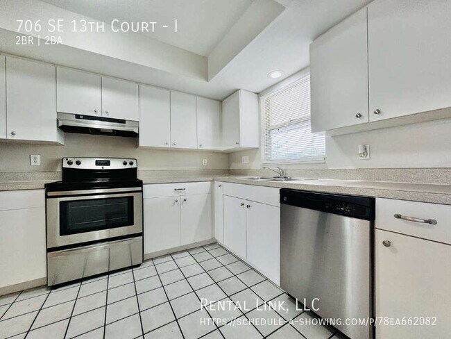 Building Photo - 706 SE 13th Ct