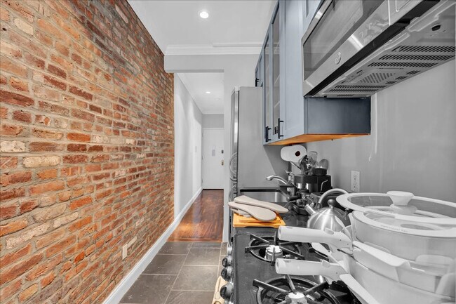 Building Photo - 346 E 18th St