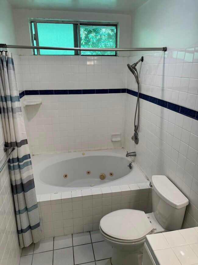 Master bath - 440 Veteran Ave