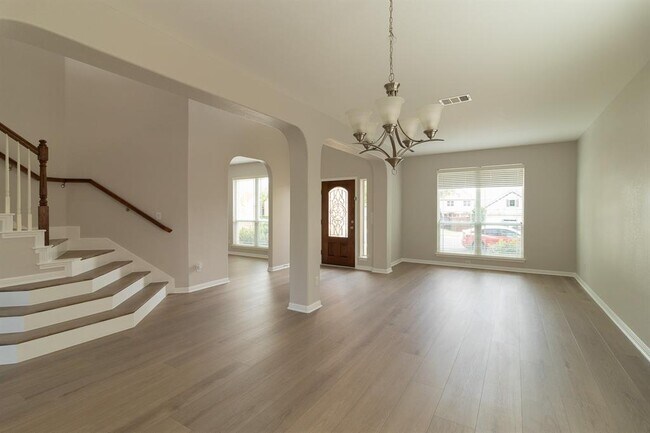 Building Photo - 2102 Monticello Ct