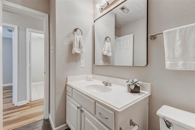 Building Photo - 18455 Sunrise Pines Dr