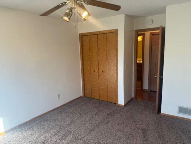 Building Photo - Beautifully Updated 3 Bed, 2 Bath, 2 Car Garage End Unit Townhome with Vaulted Ceilings