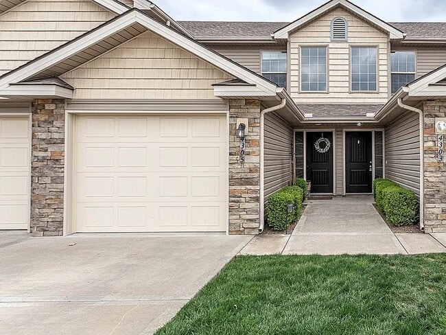 Primary Photo - Stylish 3-Bed, 2-Bath Northland Townhome i...
