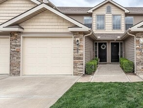 Building Photo - Stylish 3-Bed, 2-Bath Northland Townhome i...