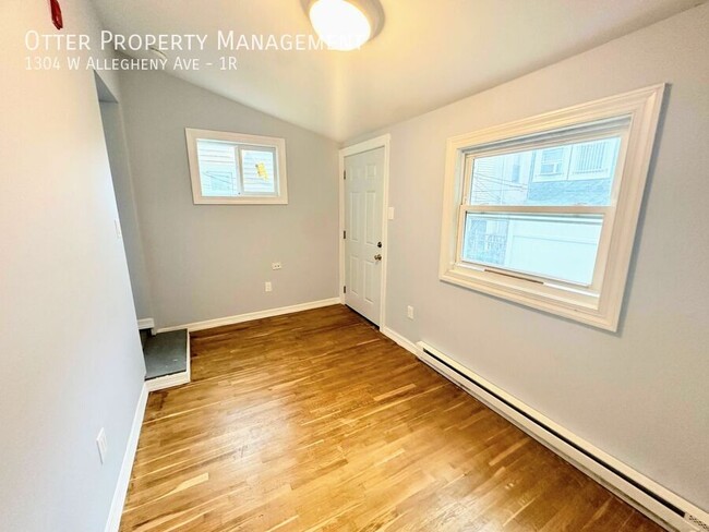 Building Photo - Beautiful, Sun-lit 1BR/1BA Apt Near Shoppi...