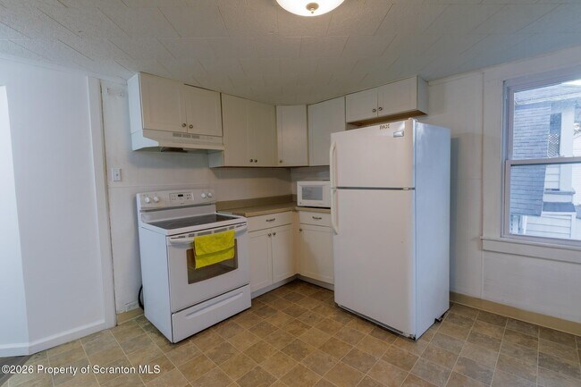 Building Photo - 623 E Elm St