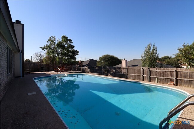 Building Photo - 608 Totem Trail