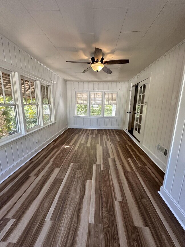 Building Photo - Charming 3 bed/1 bath in the city!