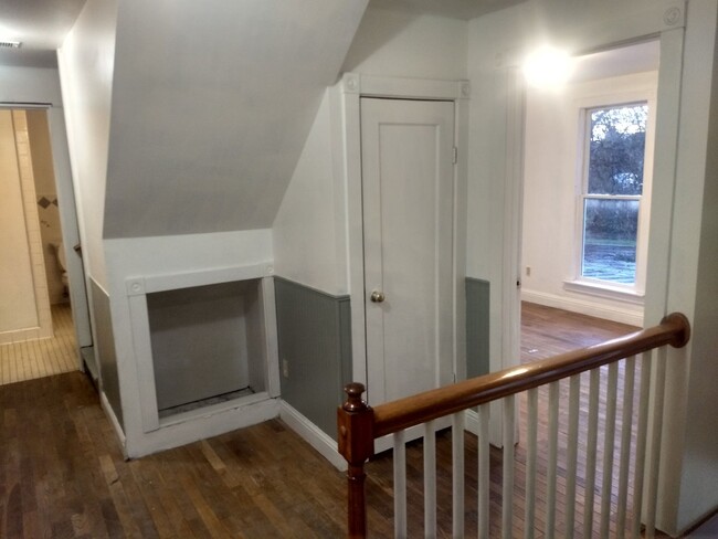 Building Photo - 6+ Bdrm Home Built 1895.  Close In.  With ...