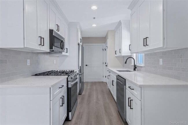 Building Photo - 110 School St