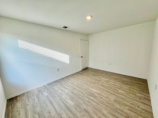 Building Photo - Charming 3/2 Home with Garage, Fenced Backyard & Community Amenities!