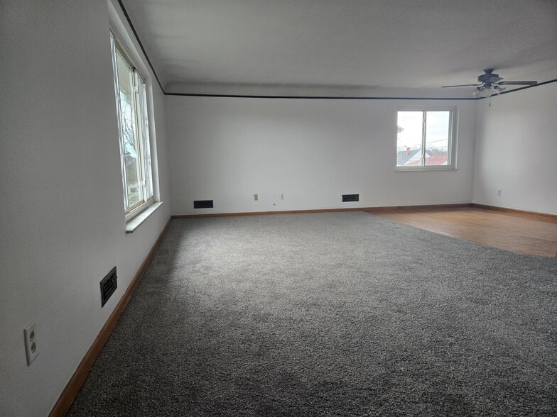 Living room - 8221 Pelham Dr