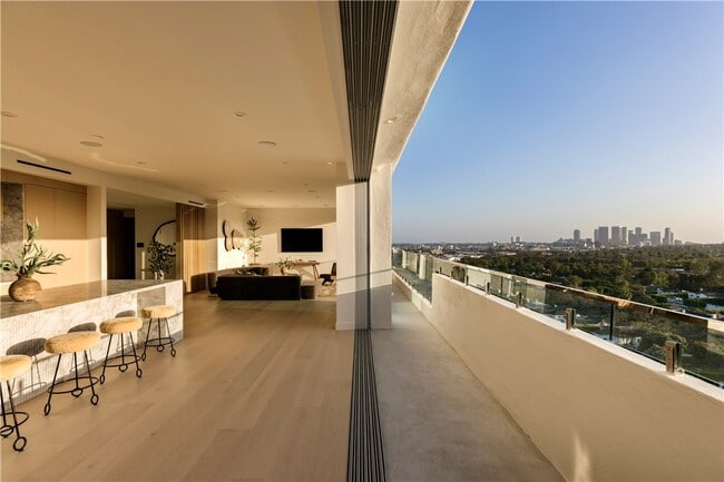 Building Photo - 838 N Doheny Dr