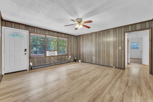 Building Photo - **SPECIAL LEASE INCENTIVE** Charming 3-Bed...
