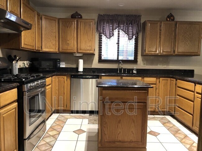 Building Photo - 2589 N Oakmont Dr
