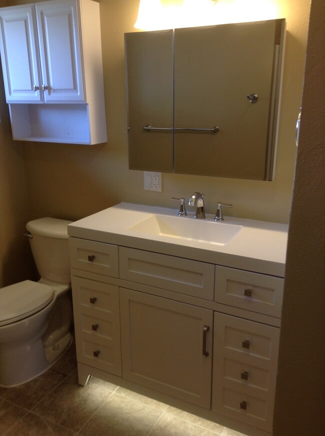 Building Photo - 1229 W Arrowhead Rd