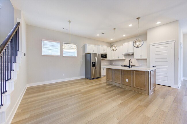 Building Photo - 18515 Parkland Row Dr