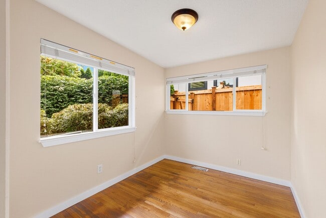 Building Photo - Bellevue 3 Bedroom 1.5 Bath - Detached Gar...