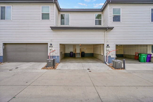 Building Photo - $2,295.00, 2 bed, 2.5 bath located in Denver