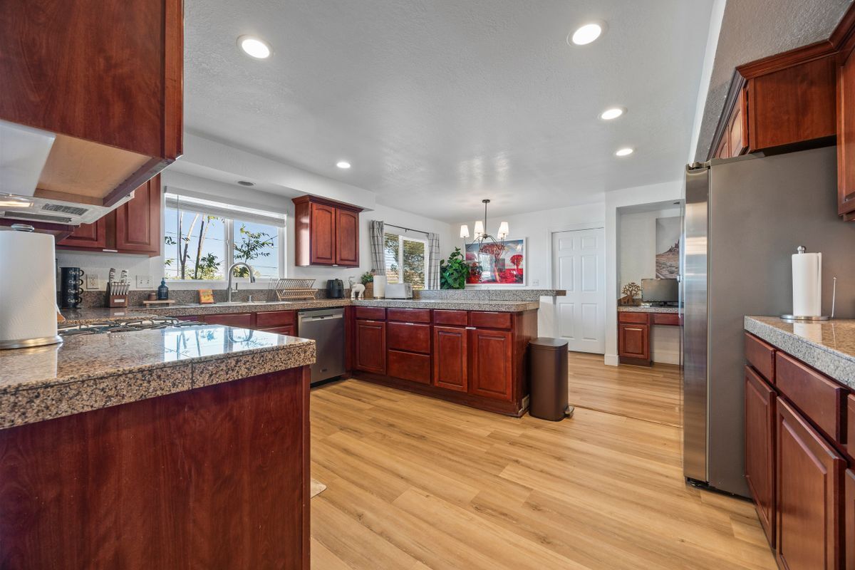 Building Photo - 7433 Fairway Dr