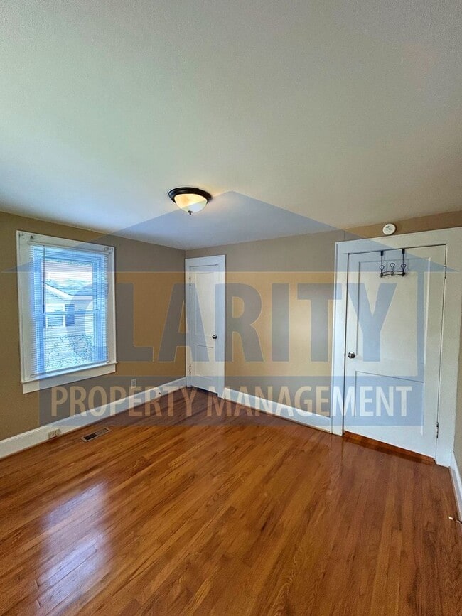 Building Photo - Three bedroom home downtown Cleveland!
