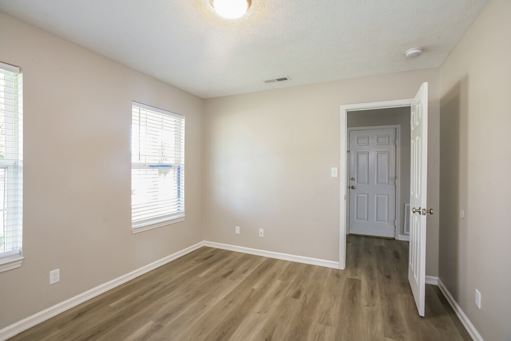 Building Photo - 823 Pine Lake Dr