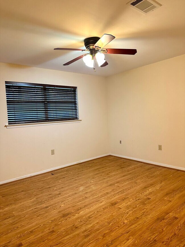 Building Photo - 3BR 2BA House in South River Oaks