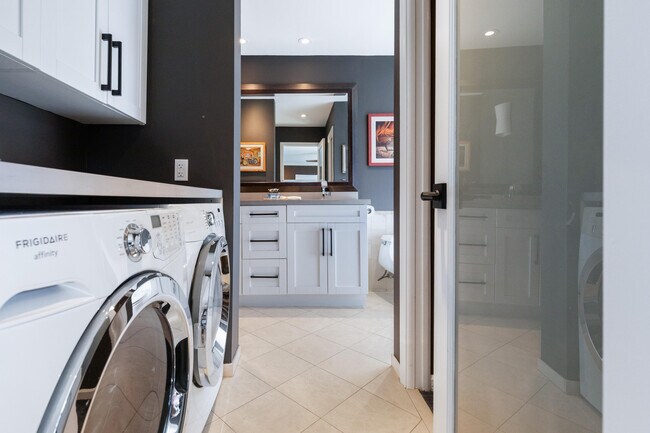 Building Photo - 6515 Bay Club Dr