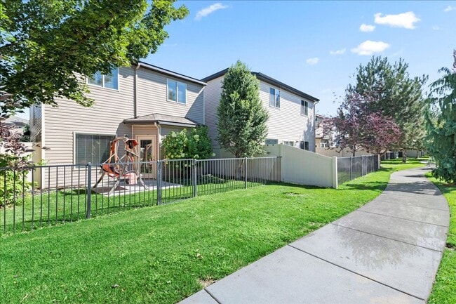 Building Photo - Centrally Located 3 Bedroom 2.5 Bathroom Home