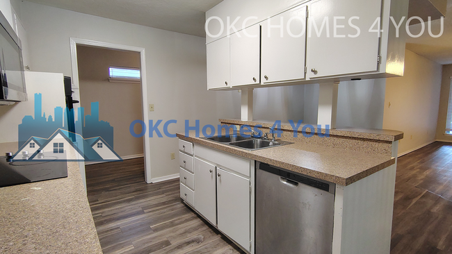 Building Photo - Half Duplex with Tons of Space!