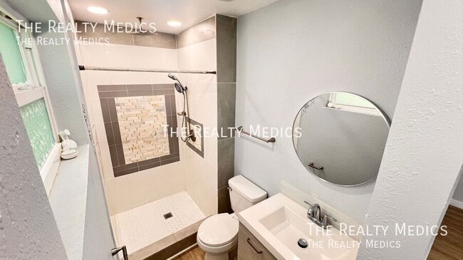 Building Photo - 6216 Lake Underhill Rd