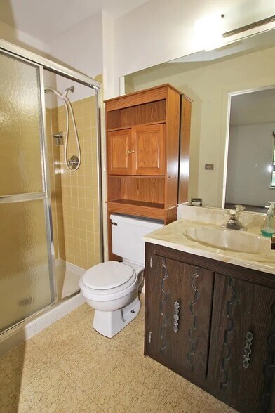 Bathroom - 404 Sandalwood Ln
